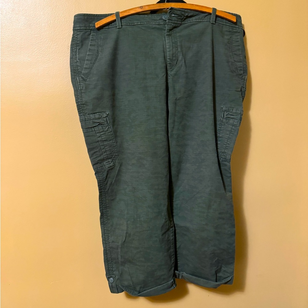 Eddie Bauer women’s cropped cargo pants, size 18.